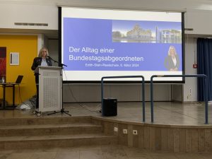 Mehr über den Artikel erfahren Andrea Lindholz besucht die Edith-Stein-Schule in Alzenau