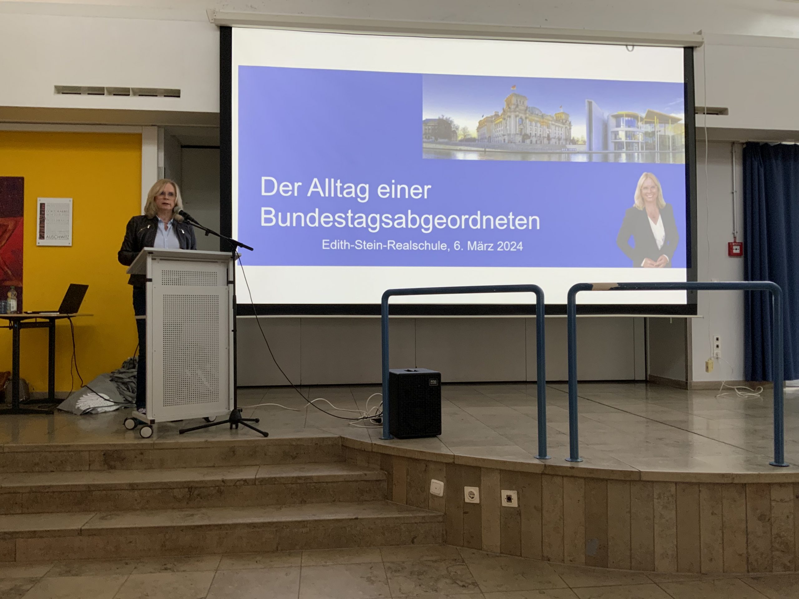 Mehr über den Artikel erfahren Andrea Lindholz besucht die Edith-Stein-Schule in Alzenau