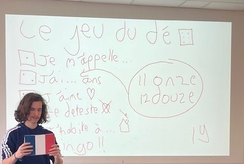 Mehr über den Artikel erfahren „Salut tout le monde“: Französisch spielerisch erleben und Neugier wecken