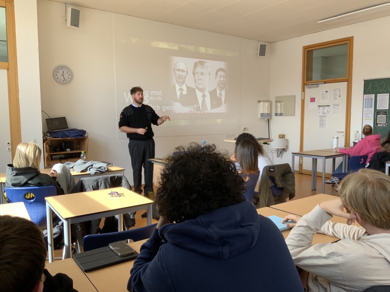 Mehr über den Artikel erfahren Aktuelle Sicherheitspolitik im Fokus: Jugendoffizier informiert Zehntklässler
