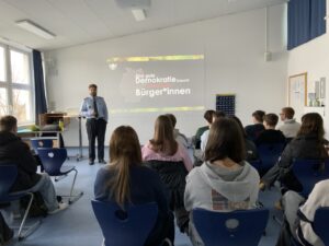 Mehr über den Artikel erfahren Jugendoffizier informiert Zehntklässler über aktuelle Sicherheitspolitik