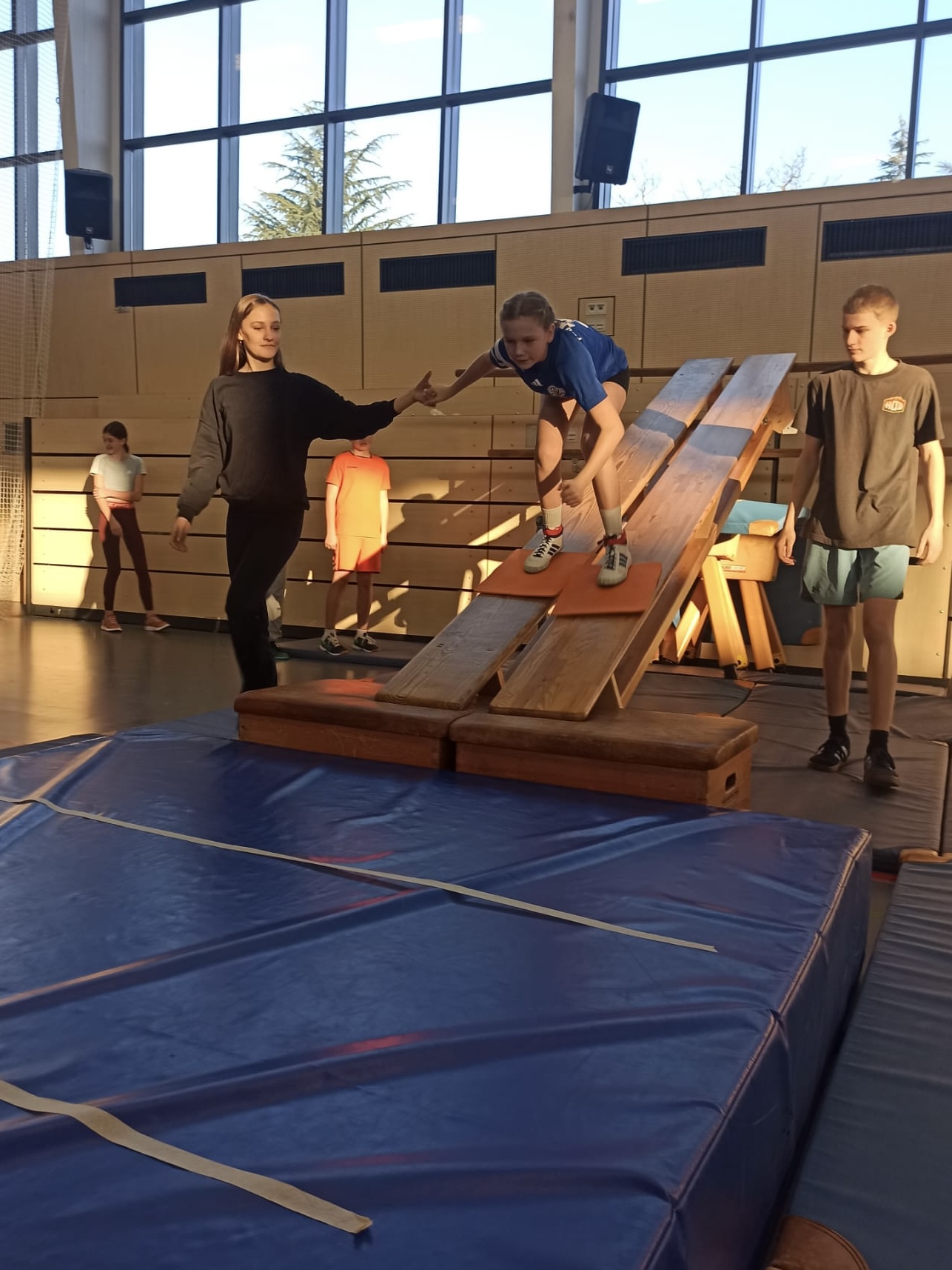 Mehr über den Artikel erfahren Sportspaß statt Schulbank: Winterolympiade an der ESS