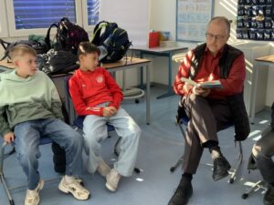 Mehr über den Artikel erfahren Politik zum Anfassen – Besuch von Dr. Helmut Kaltenhauser in der Klasse 5b