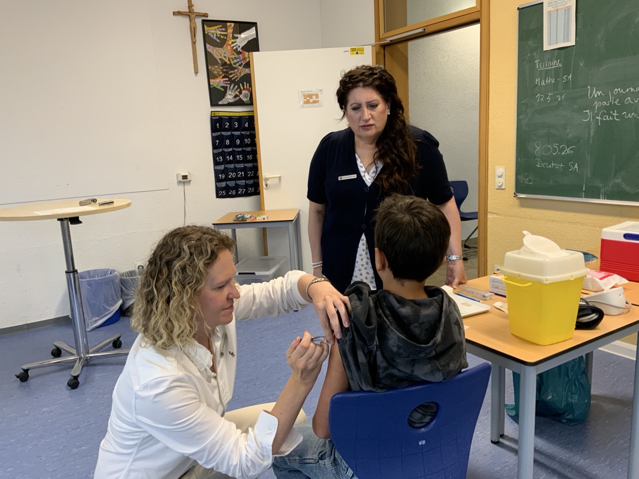 Mehr über den Artikel erfahren Impfen in der Schule: Erfolgreiches Pilotprojekt zur HPV-Prävention an der Edith-Stein-Realschule