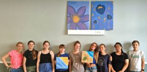 Mehr über den Artikel erfahren Mit Farbe, Kreativität und Teamgeist: Klasse 8c gestaltet den Kunstraum neu