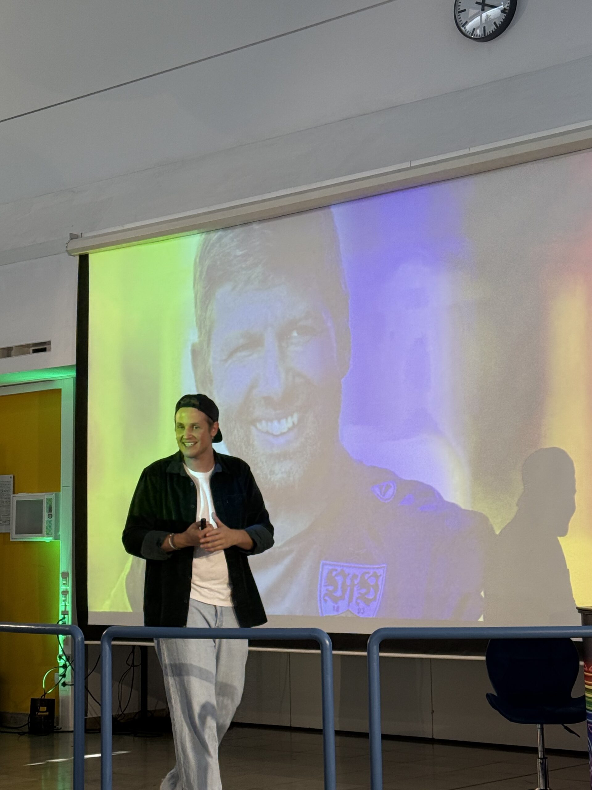 Du betrachtest gerade Respekt, Vielfalt und Gemeinschaft – Malte Anders zu Gast an unserer Schule